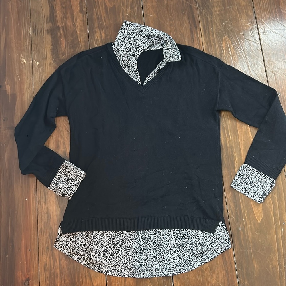Faux sweater shirt / Dickey style. Black-and-white animal print.